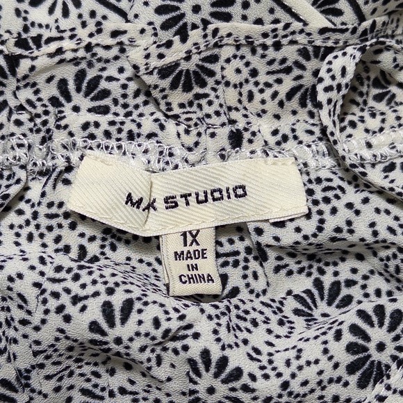 Max Studio Top Blouse 1X Black White Floral Lightweight Ruffles Boho Cottage - Picture 7 of 9